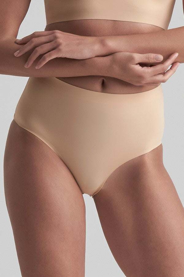 Chilot modelator invizibil nude